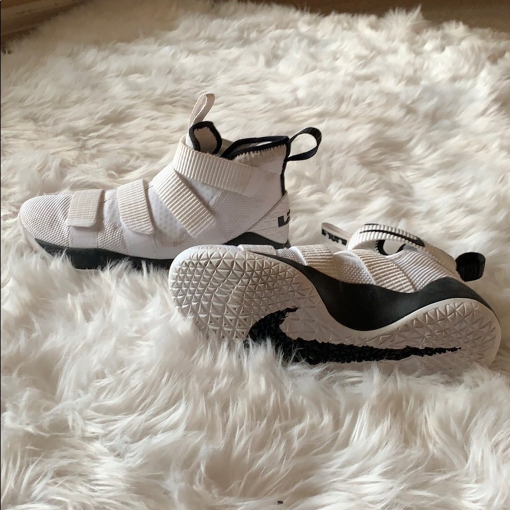 Men’s Nike size 8 cleats